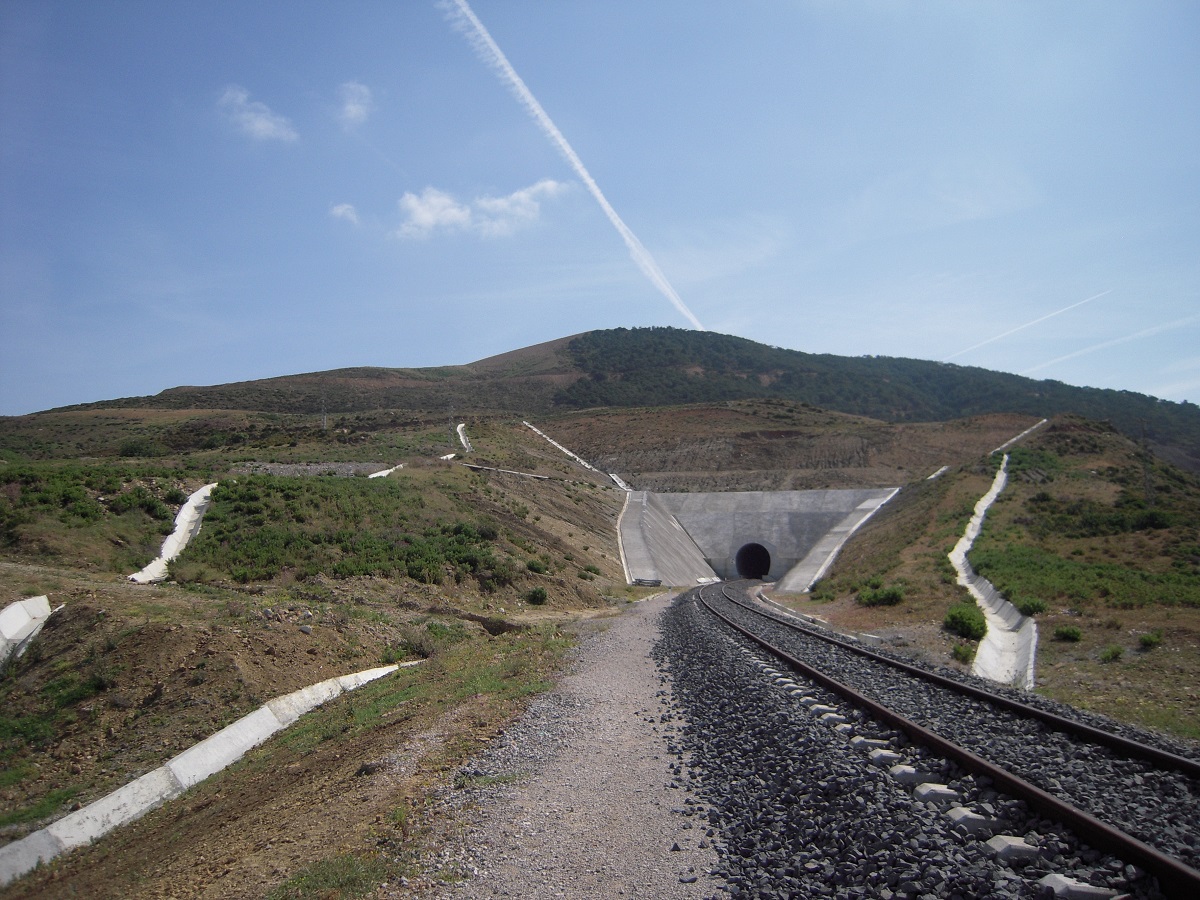 3.摩洛哥丹吉尔铁路隧道.jpg